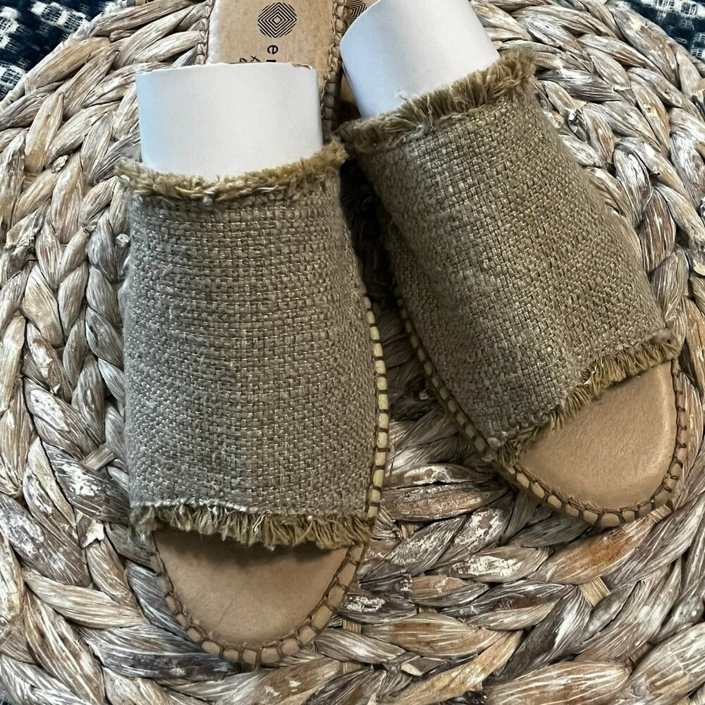 Eric Michael Olisa Espadrille Slide Sandals Oatmeal Color Fabric Fringe Size 40‎